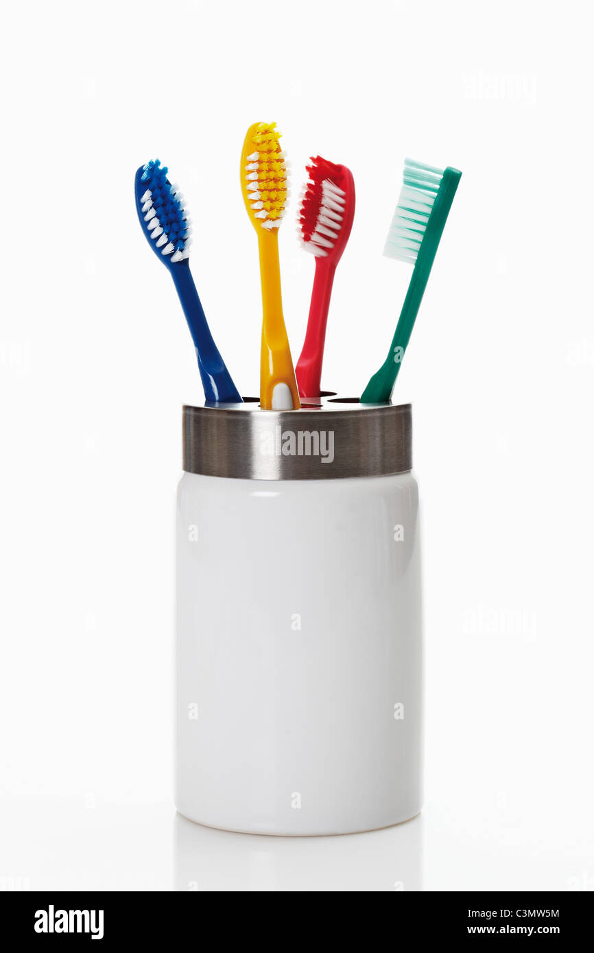 Los cepillos de dientes en porta cepillo de dientes sobre fondo blanco  Fotografía de stock - Alamy