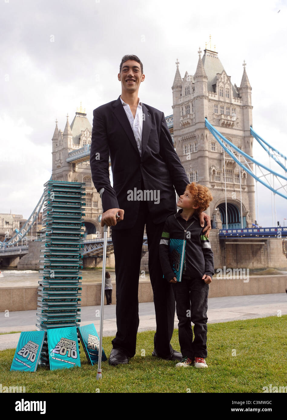 Sultan Kosen, el hombre más alto del mundo, atiende un photocall para el  lanzamiento de la edición de 2010 del Libro Guinness de los Records en  Potters Field Fotografía de stock - Alamy