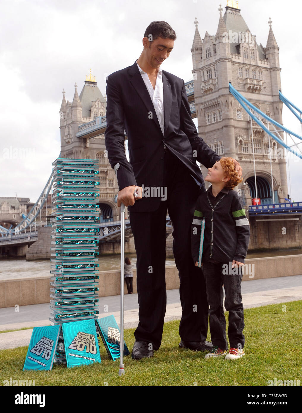 Sultan Kosen, el hombre más alto del mundo, atiende un photocall para el lanzamiento de la