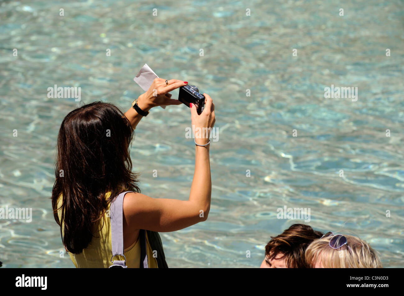 Italia, Roma, la fontana de Trevi, turista tomando fotos Foto de stock