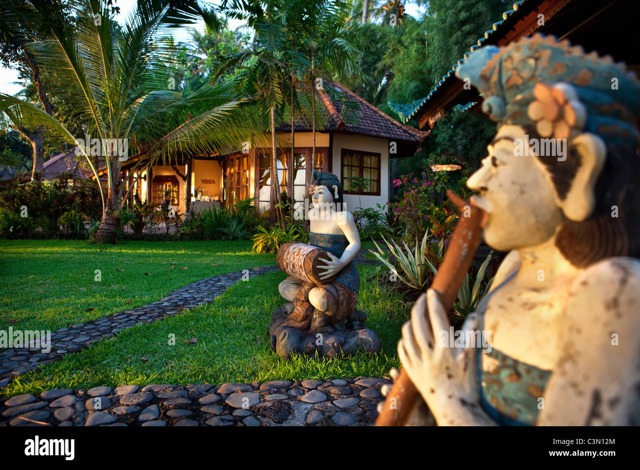 Indonesia, en la isla de Bali, cerca de la aldea de Tejakula, Gaia Oasis Resort. Estatua delante del bungalow. Foto de stock