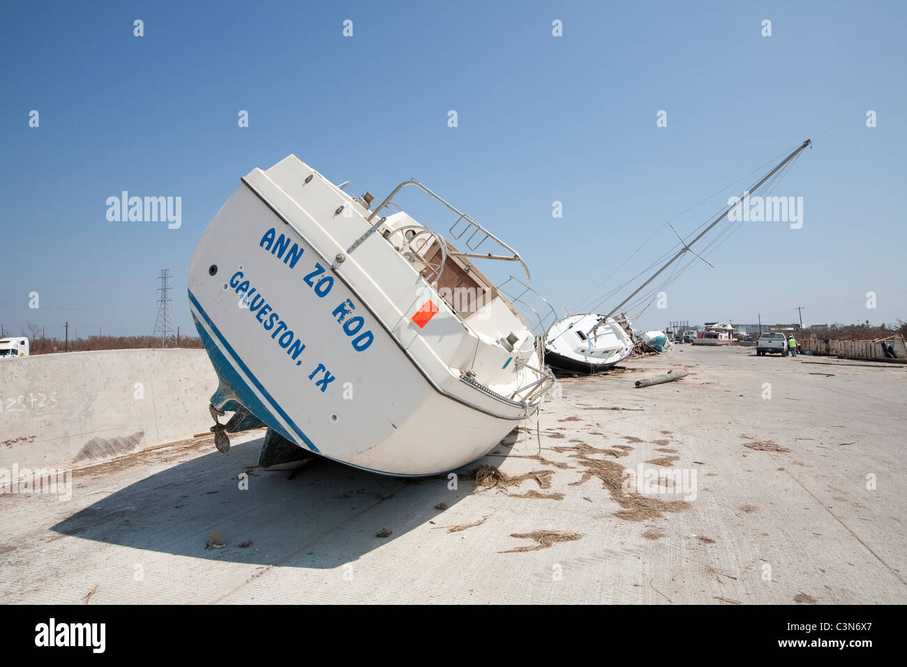 Barcos de vela inclinada sobre laicos sobre la tierra después de la destrucción de la categoría 4 del huracán Ike en Galveston, Texas, en septiembre de 2008 Foto de stock