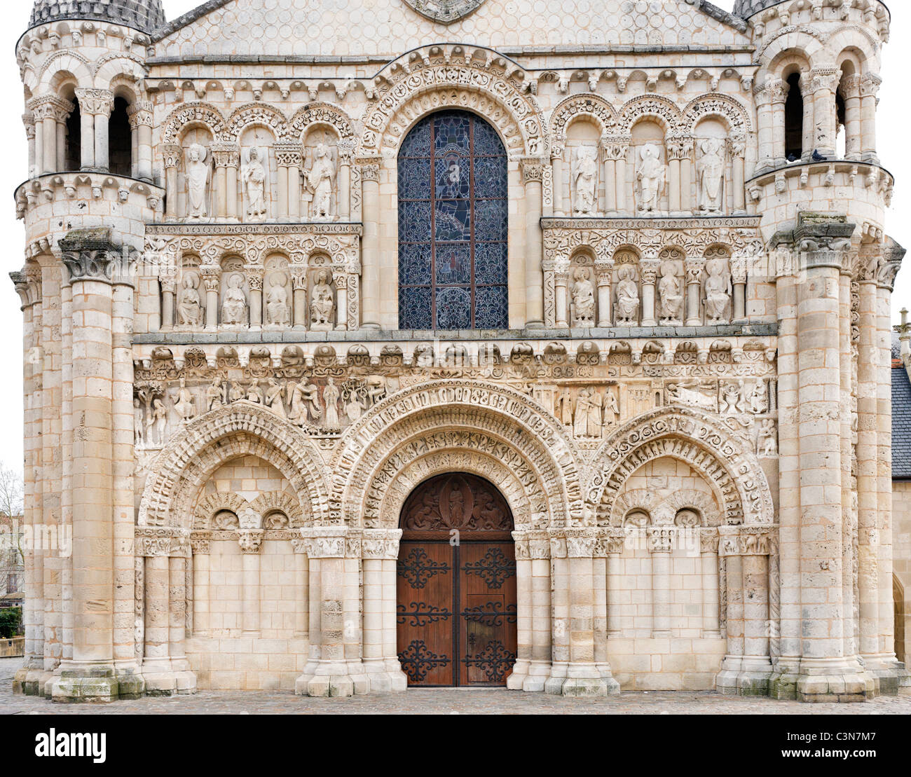 La fachada oeste de la iglesia de Notre-Dame-la-Grande, Place Charles de  Gaulle, Poitiers, Poitou Charentes, Francia Fotografía de stock - Alamy
