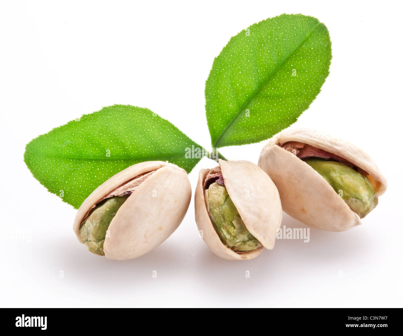 Los pistachos. Aislado sobre un fondo blanco. Foto de stock