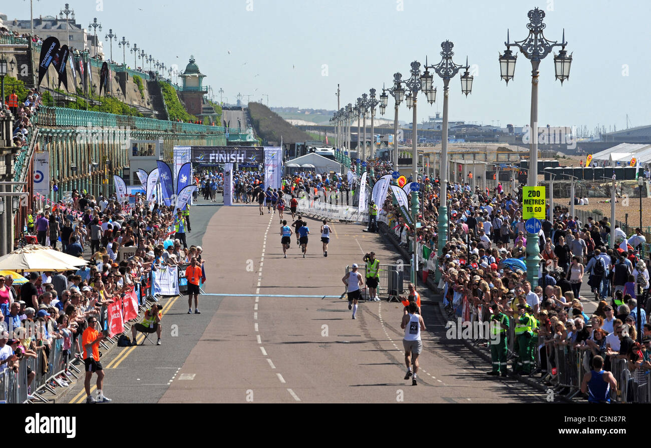 Brighton Marathon 2011 Deslizadera Jefe Para La Linea De Meta Hacia Abajo Maderia Drive Brighton Marathon 2011 Deslizadera Jefe Para La Linea De Meta Hacia Abajo Maderia Drive