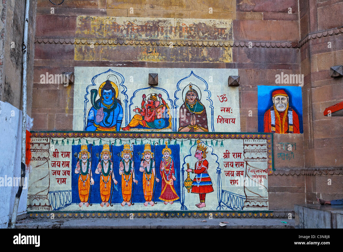 En Uttar Pradesh, India - Varanasi - templo hindú de decoración en los ghats Foto de stock