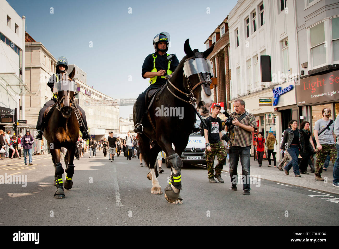 La Policía Montada patrulla las calles durante una protesta en Brighton, REINO UNIDO 2011 Foto de stock