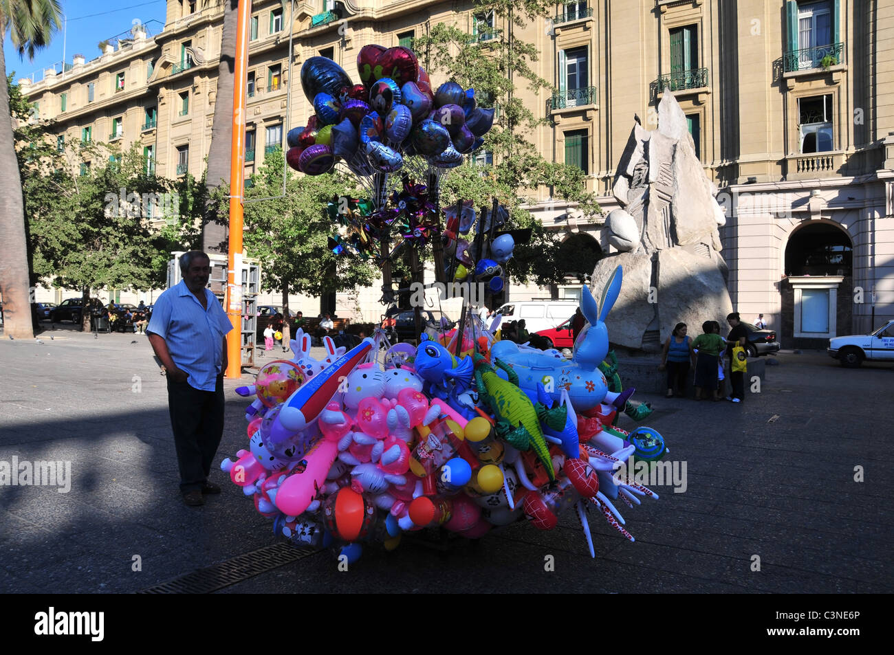 Latino-vendedor de globos, de pie por un gran número de coloridos globos  llenos de helio, Plaza de Armas, Santiago, Chile Fotografía de stock - Alamy