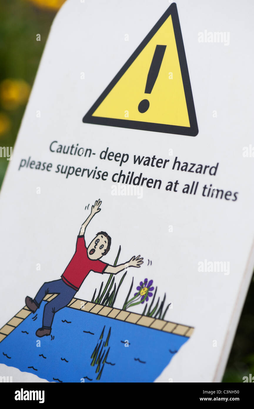 Señal de peligro de aguas profundas. Señal de peligro de estanque de jardín. UK Foto de stock