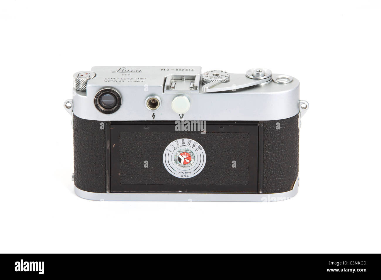 Parte posterior de la carcasa de la cámara Leica M3 doble golpe de 1957 en plata, sin objetivo, sobre fondo blanco 117913 Leica Foto de stock