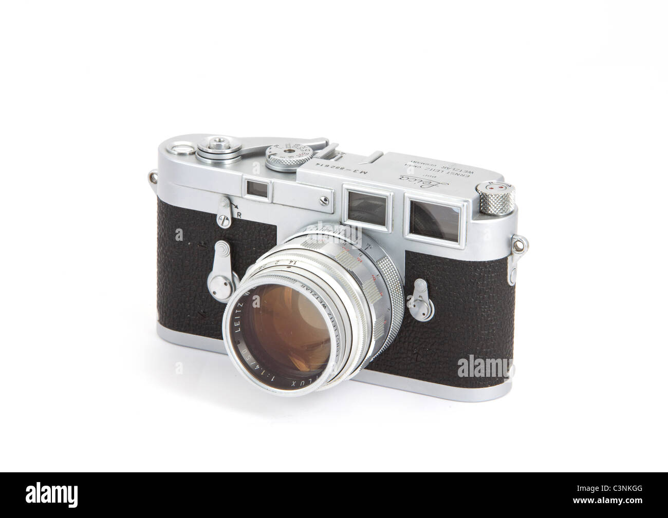 Leica M3 doble golpe cuerpo de cámara de plata 1957 sobre fondo blanco con 50mm f/1.4 Summilux 117914 Leica Foto de stock