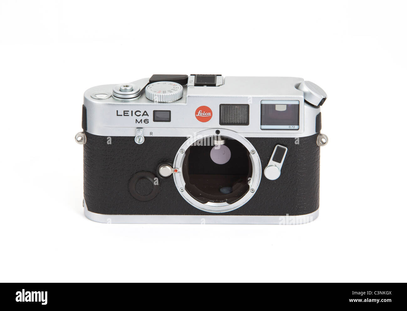 Al frente de la cámara Leica M6 TTL cuerpo en plata sobre fondo blanco sin lentes Leica 117917 Foto de stock