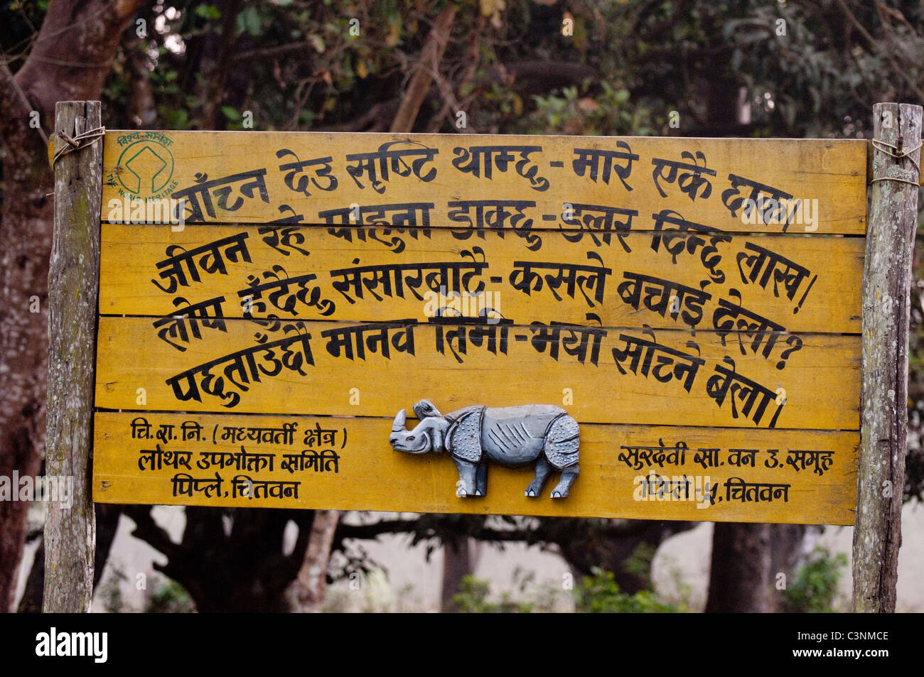 Signo en lengua nepalí insta a la conservación de los rinocerontes de un cuerno de Asia Foto de stock
