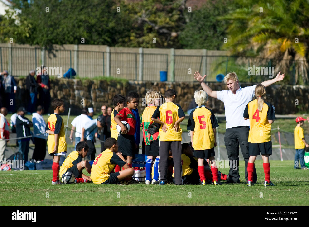Coach de un equipo de fútbol U11 encarga a los jugadores Cape Town South Africa Foto de stock