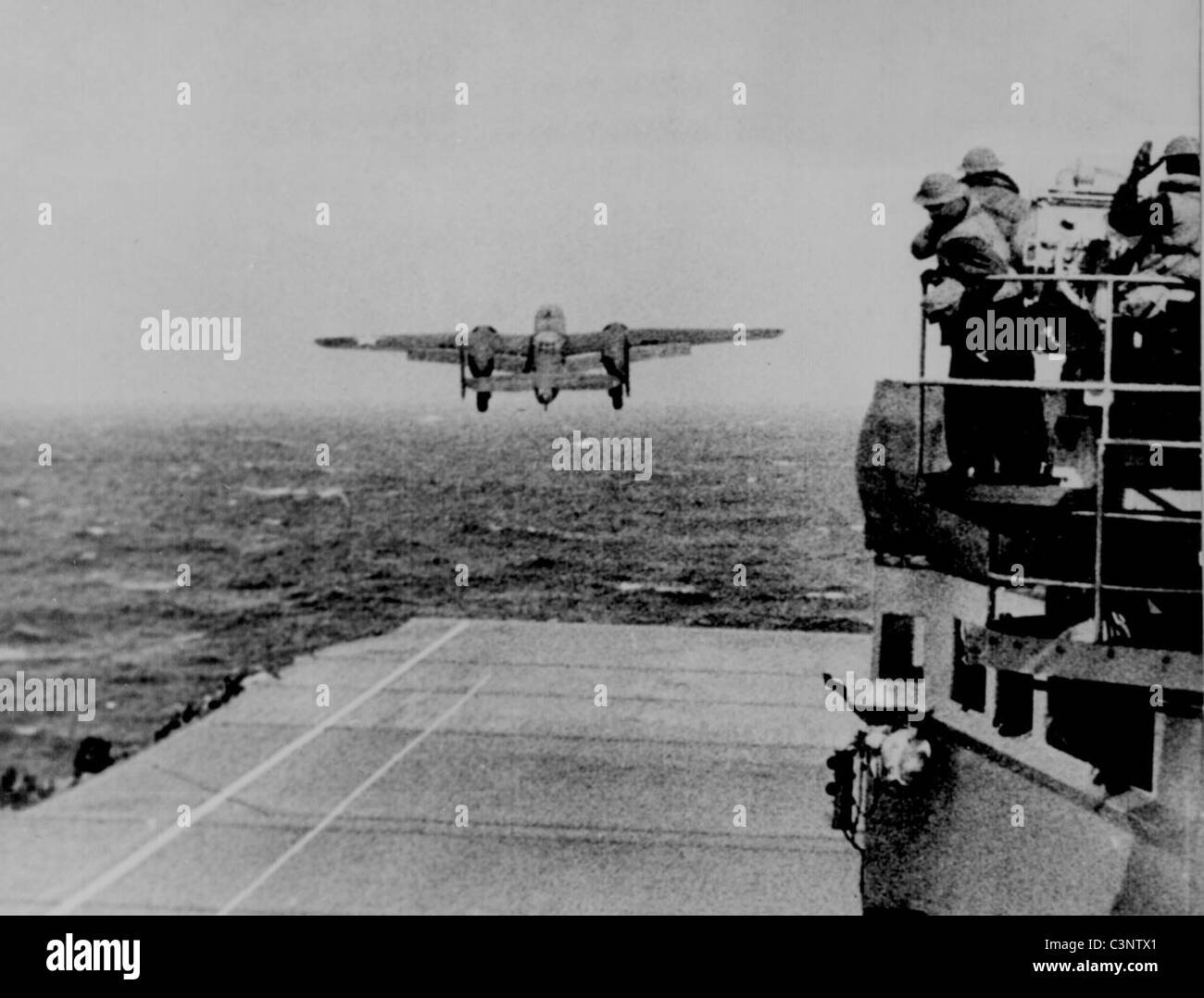 Despegar desde la cubierta del USS Hornet del ejército B-25 en su manera de tomar parte en la primera incursión aérea estadounidense en Japón. Doolittle Raid Foto de stock