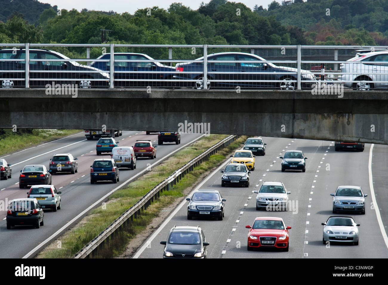 La hora pico de tráfico pesado en la autopista. M3, Surrey. Foto de stock