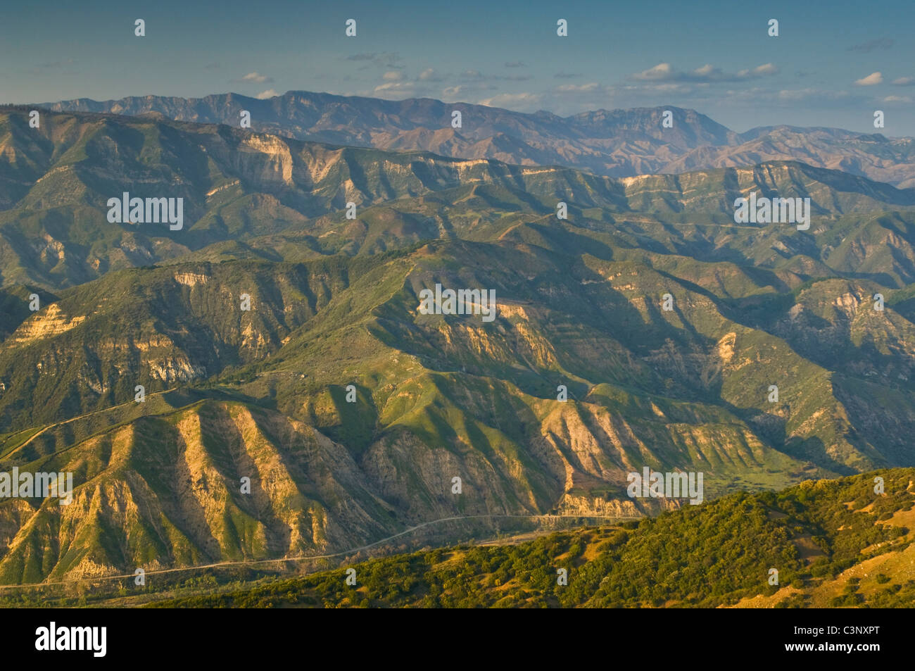 Con vistas a las montañas escarpadas de las montañas de Santa Ynez, cerca de Santa Bárbara, California Foto de stock