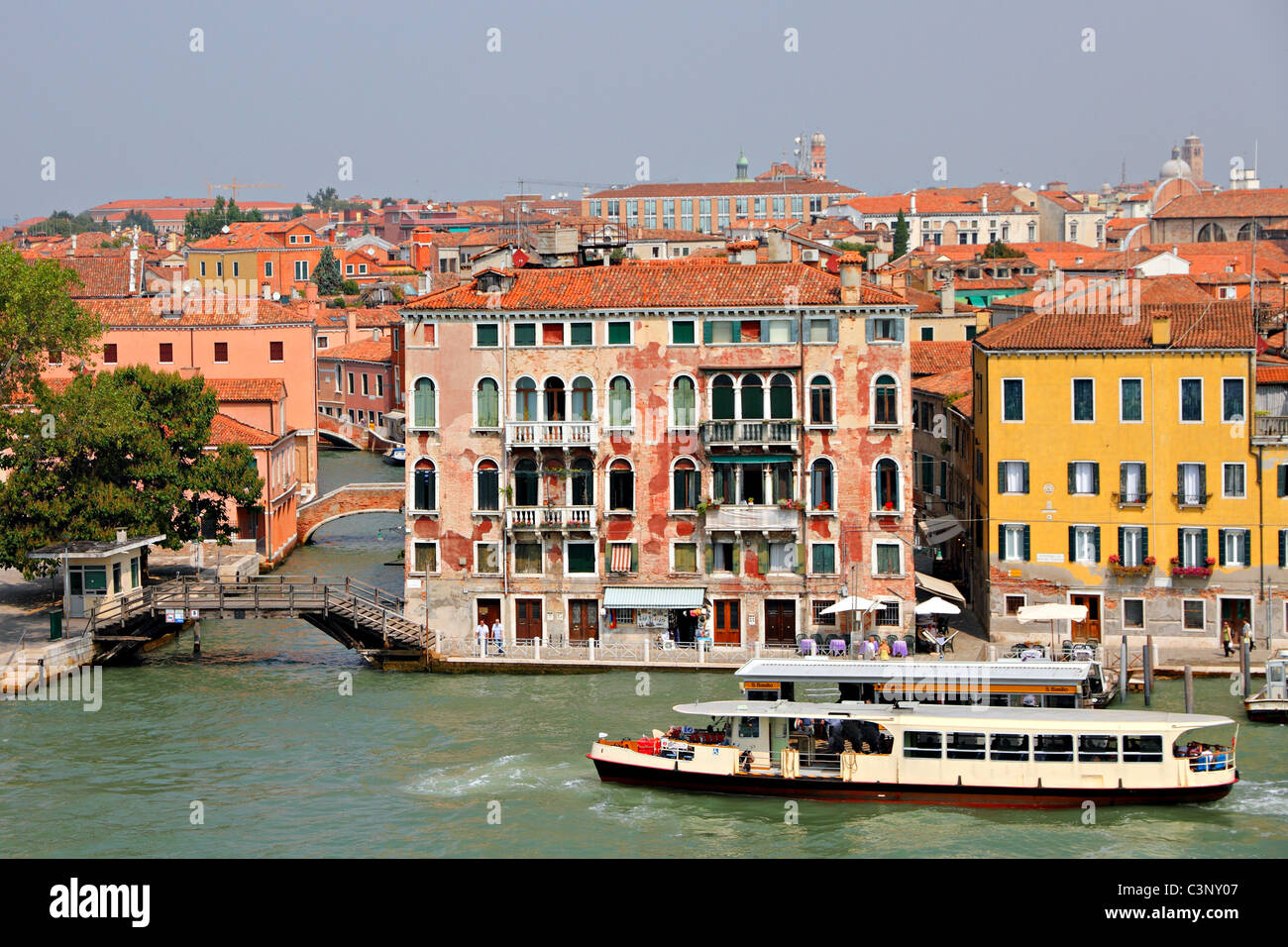 Ciudad Patrimonio de la humanidad de la UNESCO en Venecia, Italia, en el mar con viejas casas, canales y puentes Foto de stock