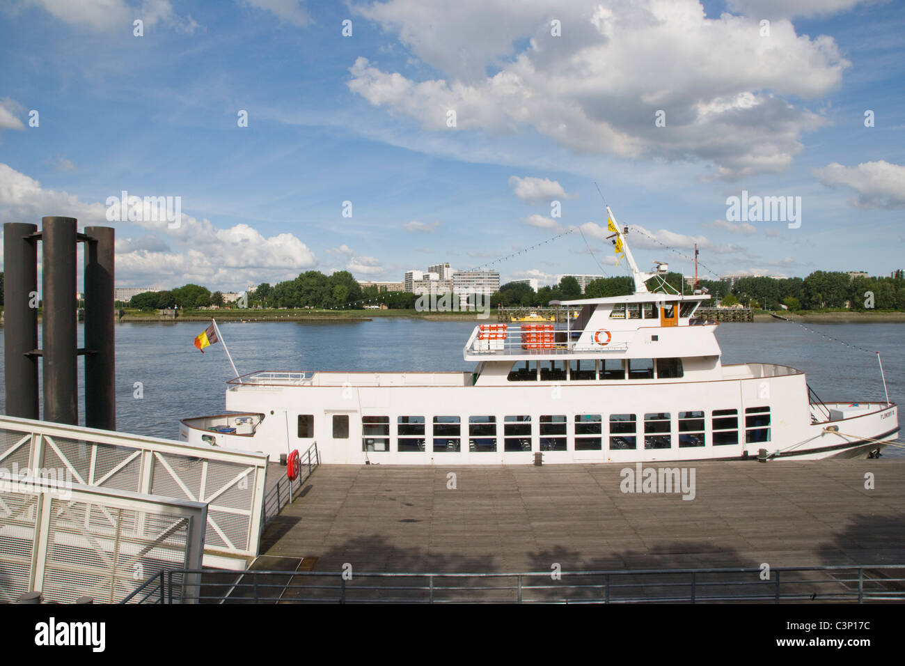 Flandria touring embarcación contra el Escalda Steenplein. Amberes. Bélgica. Foto de stock