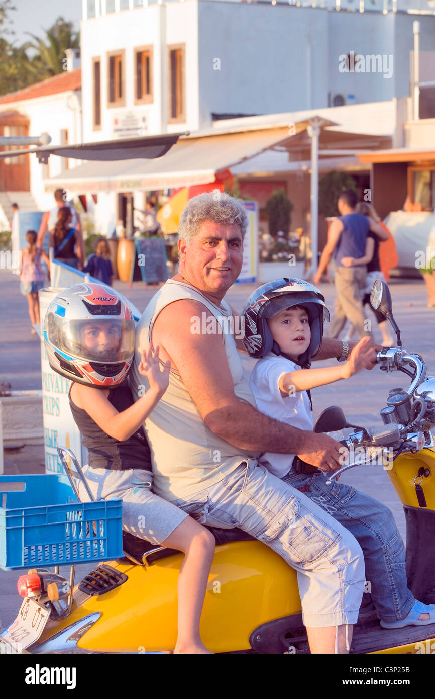 Excursión familiar en scooter, Bodrum, Turquía Foto de stock