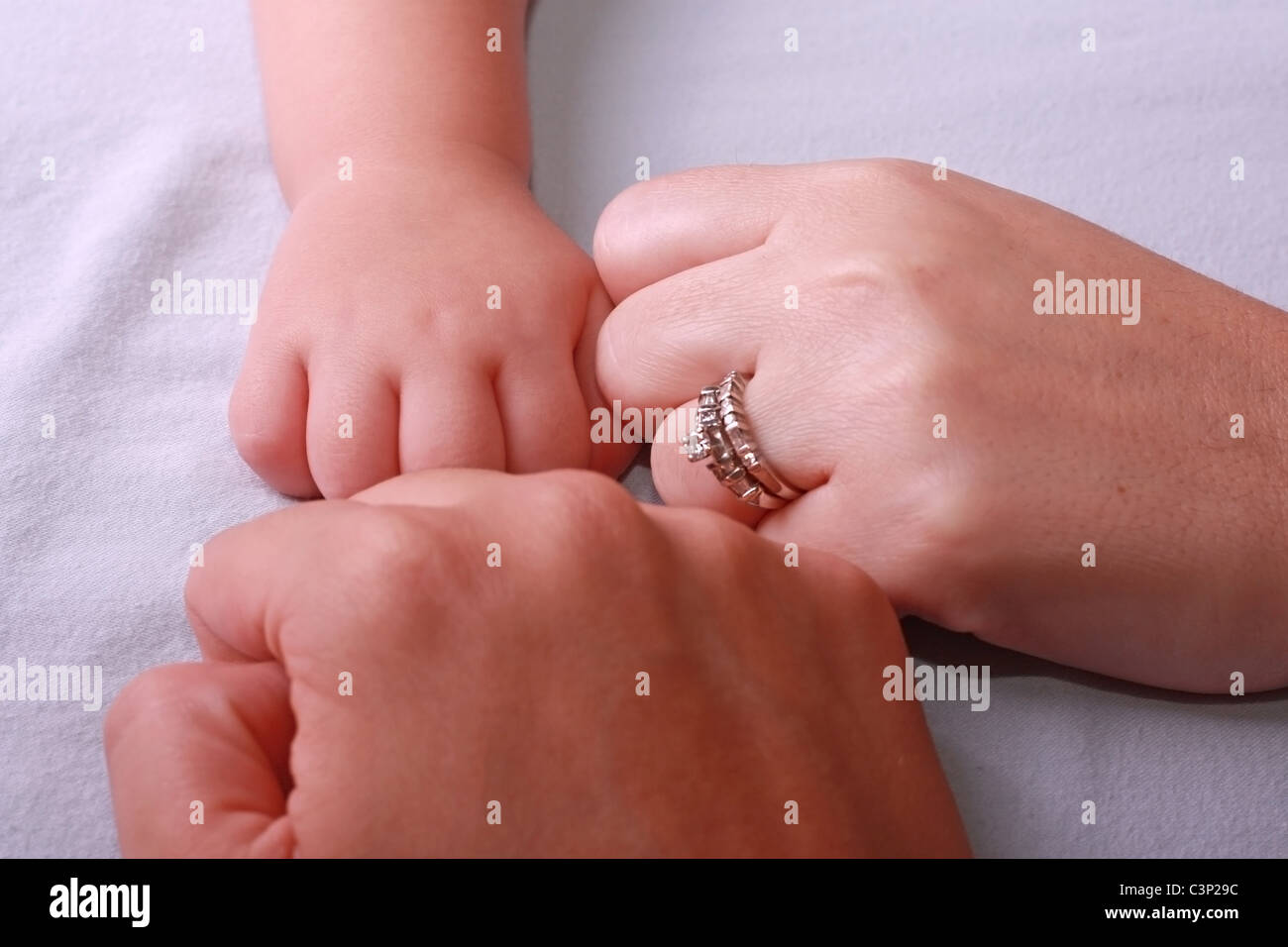 Padre Madre Y Bebe Manos Familia Fotografia De Stock Alamy