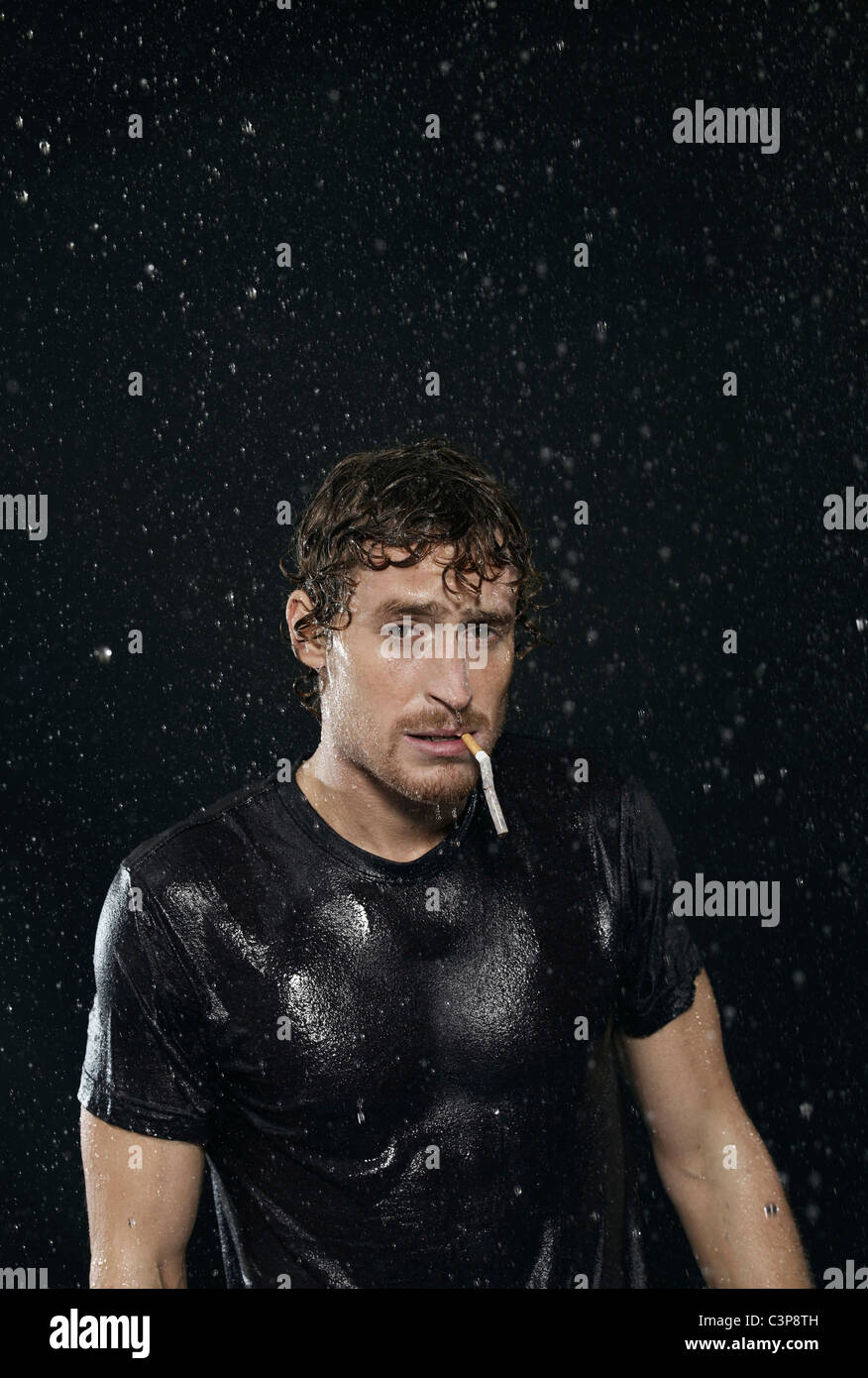 Hombre fumando bajo la lluvia fotografías e imágenes de alta resolución -  Alamy