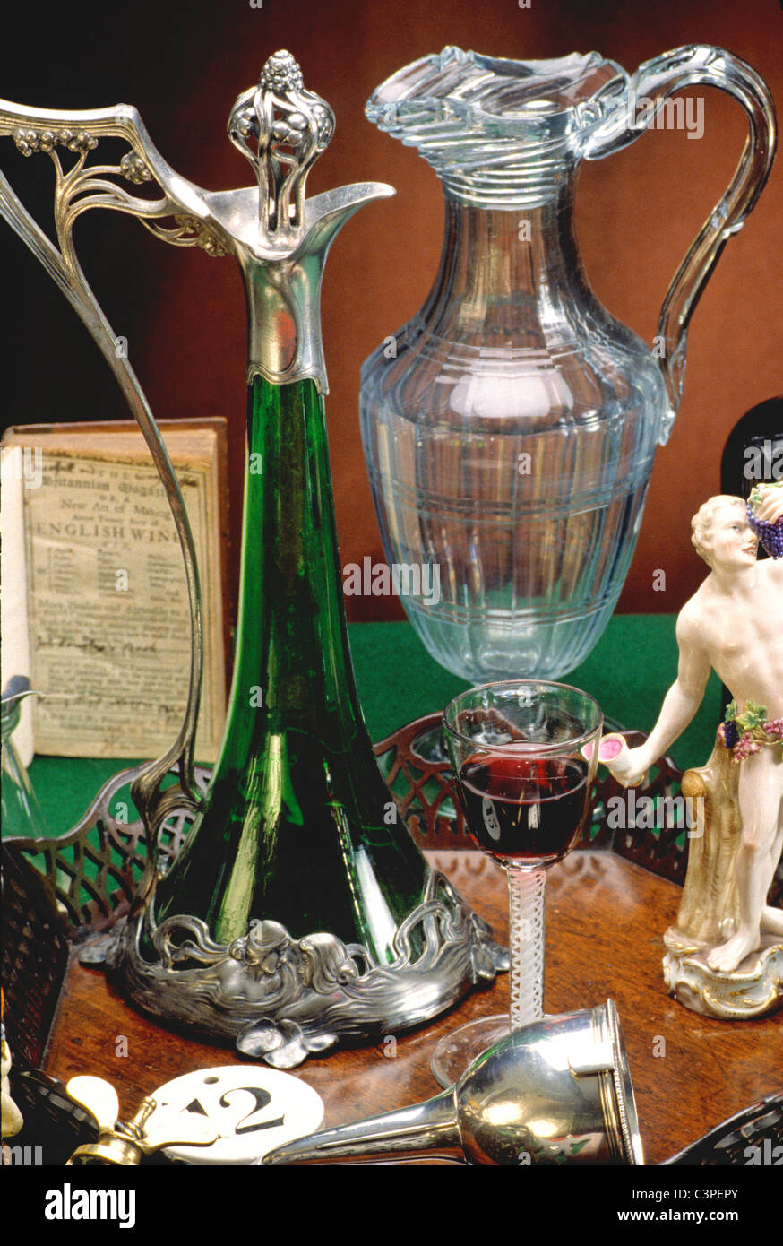 Antigüedades pequeños elementos reunidos asociados con el comercio del vino Foto de stock