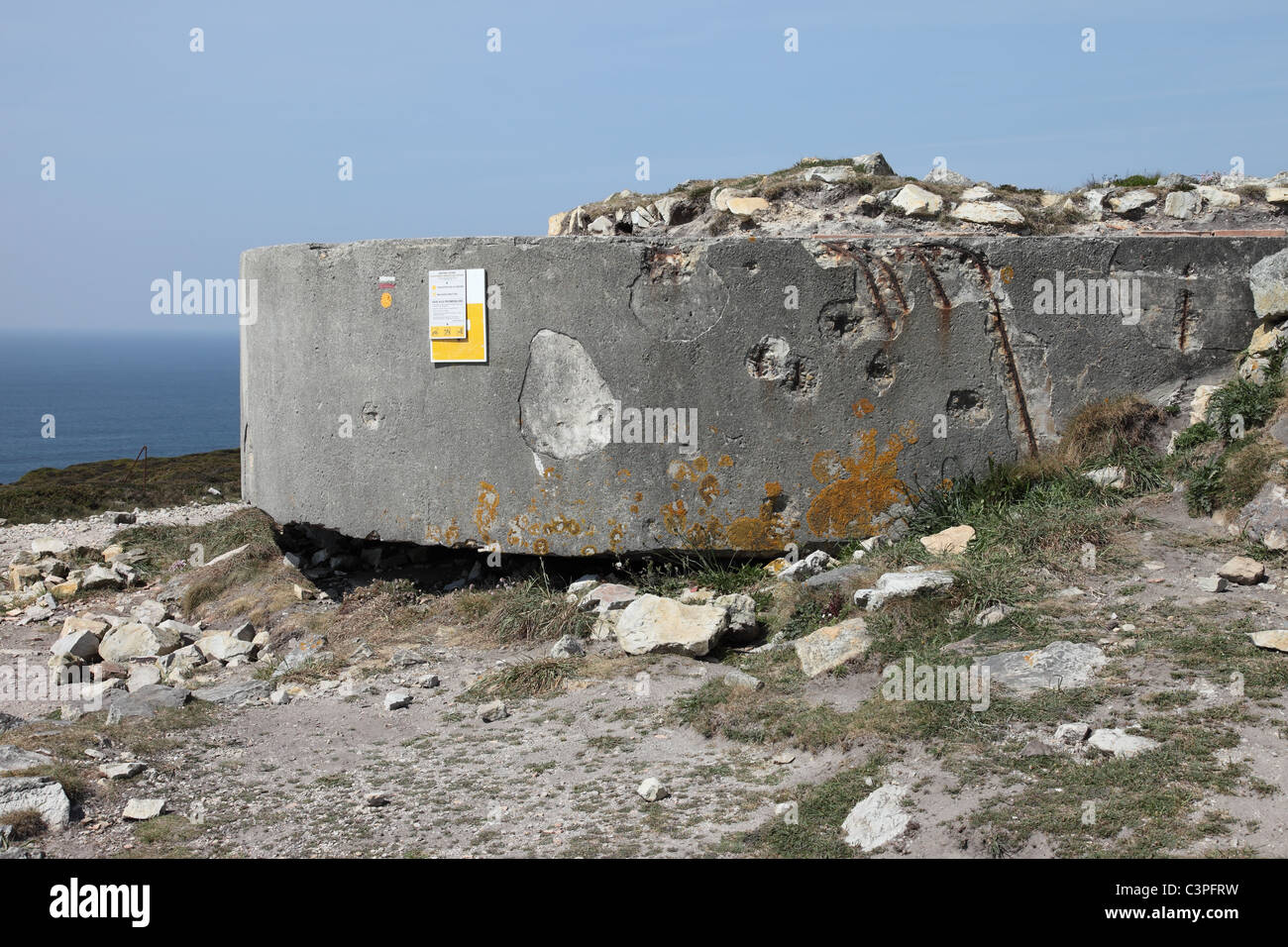 Restos de la agresión dañado WW 2 fortificaciones en el Cap de La Chevre Bretaña Francia Foto de stock