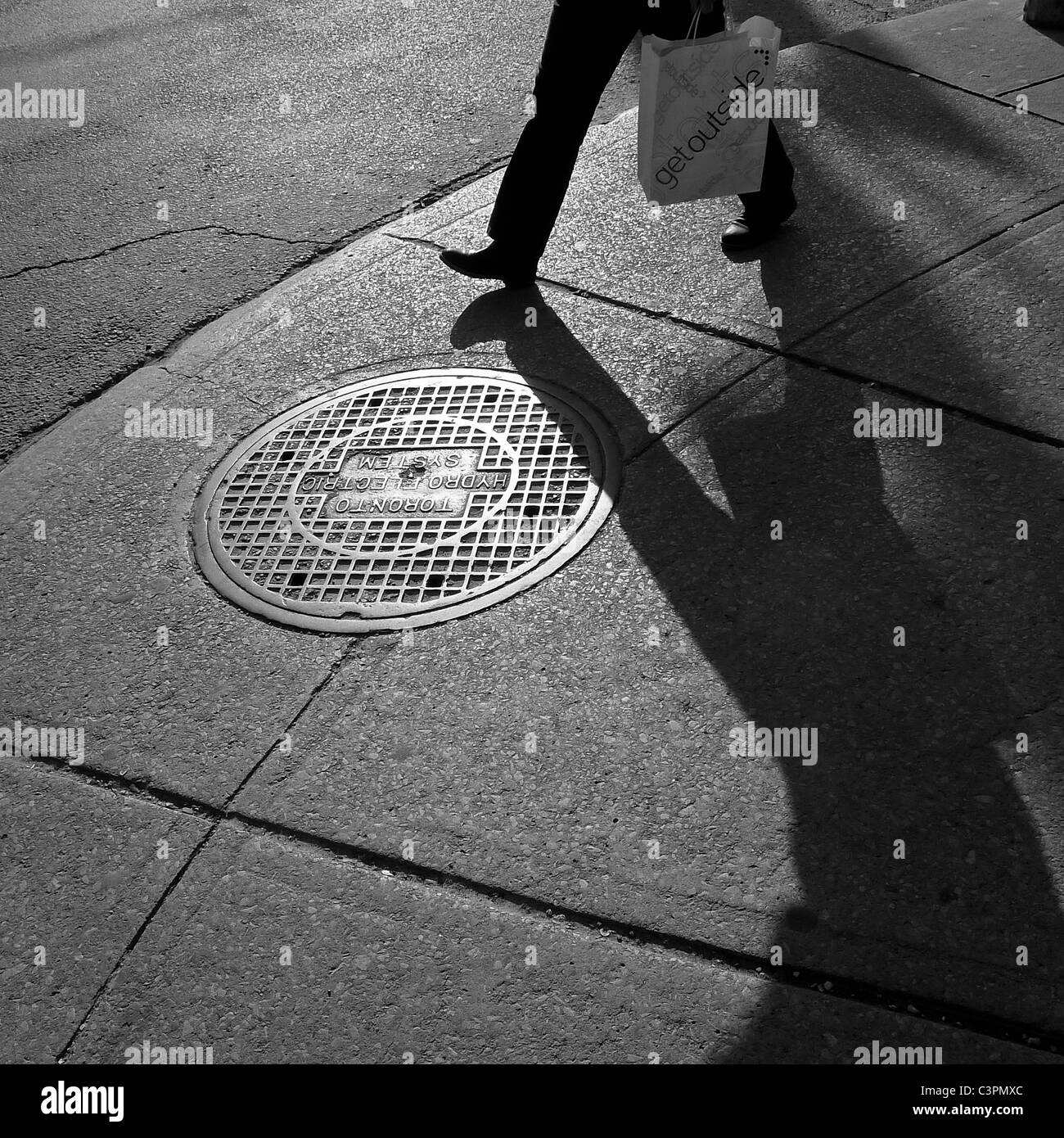Persona caminando en un centro urbano. Foto de stock