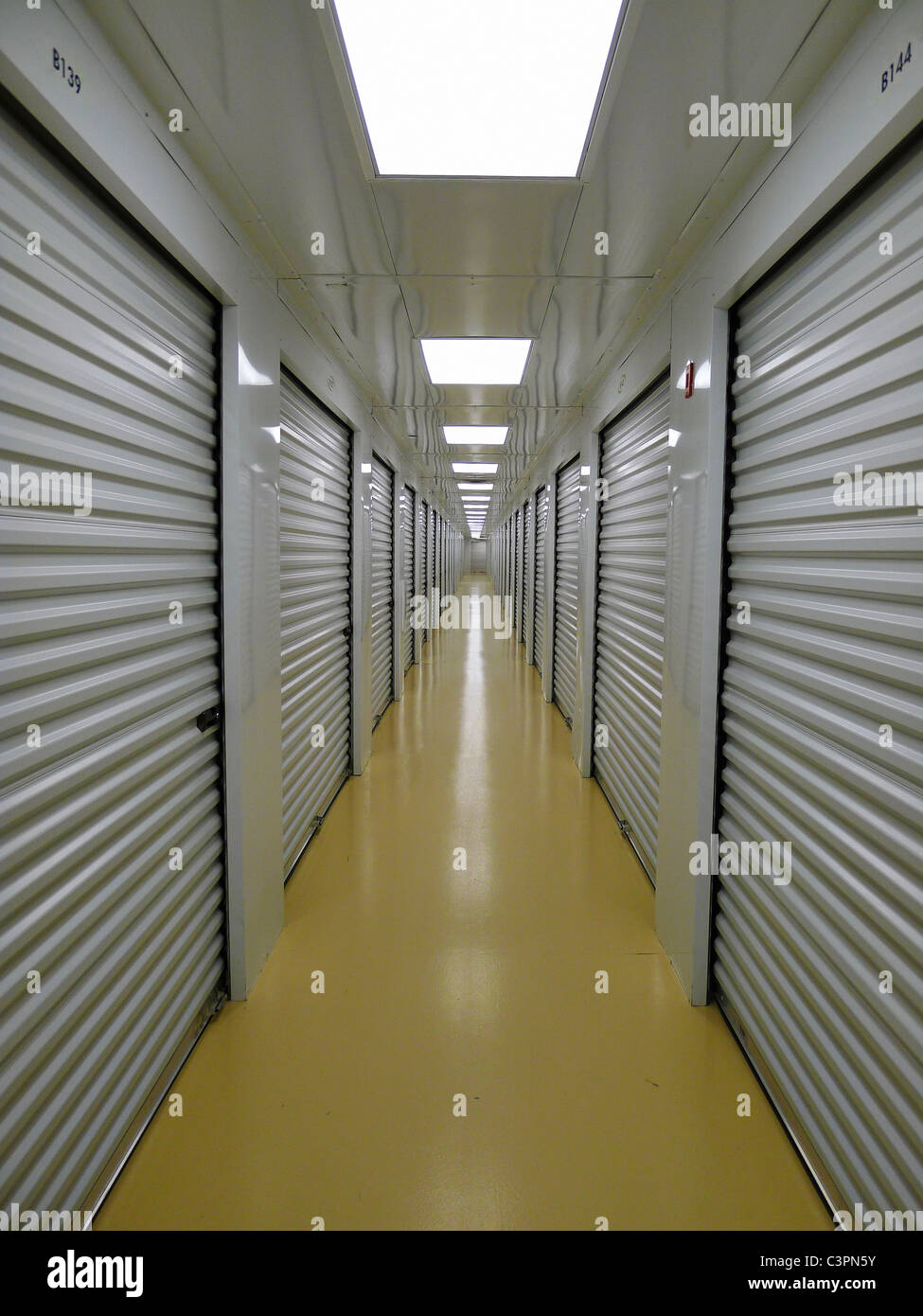 Taquillas interior privado de una instalación de almacenamiento seguro. Foto de stock