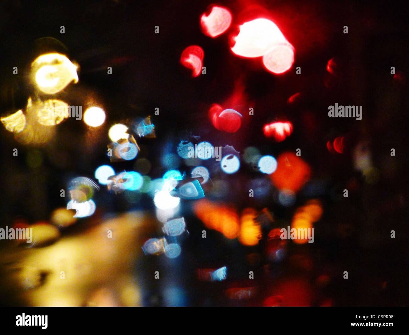Especular borrosas las luces de la calle por la noche. Foto de stock