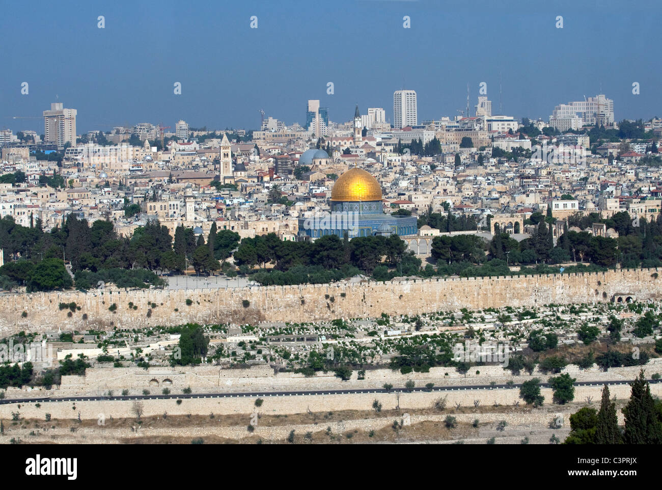 El Monte del Templo y la cúpula de la roca en la Ciudad Vieja de Jerusalén en Israel. Foto de stock
