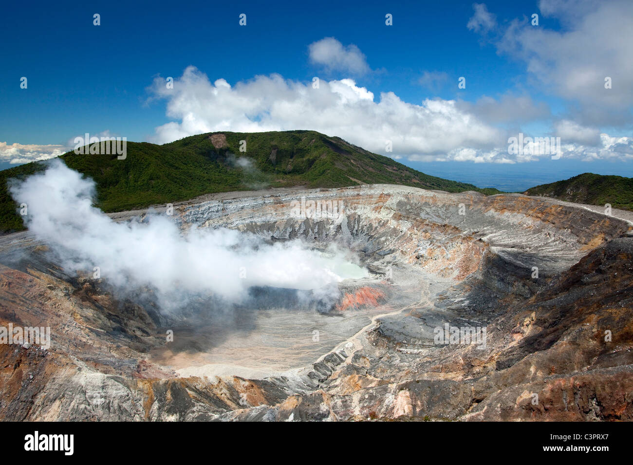 En el borde de un cráter activo volcán en el Parque Nacional Volcan Poas en Costa Rica. Foto de stock