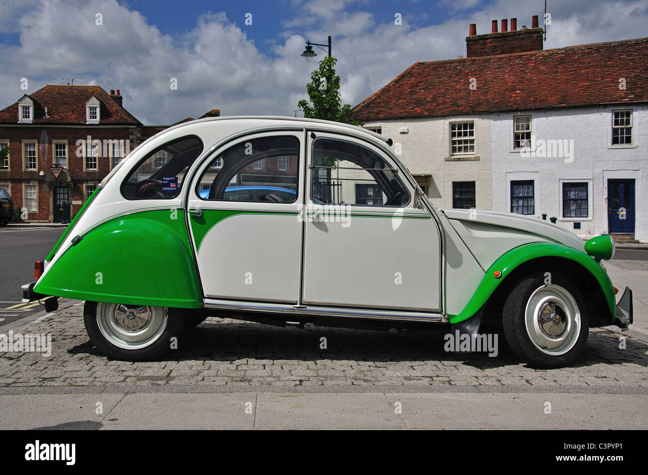 Verde y blanco coche Citroën 2CV, Market Place, Westbury, Wiltshire, Inglaterra, Reino Unido Foto de stock