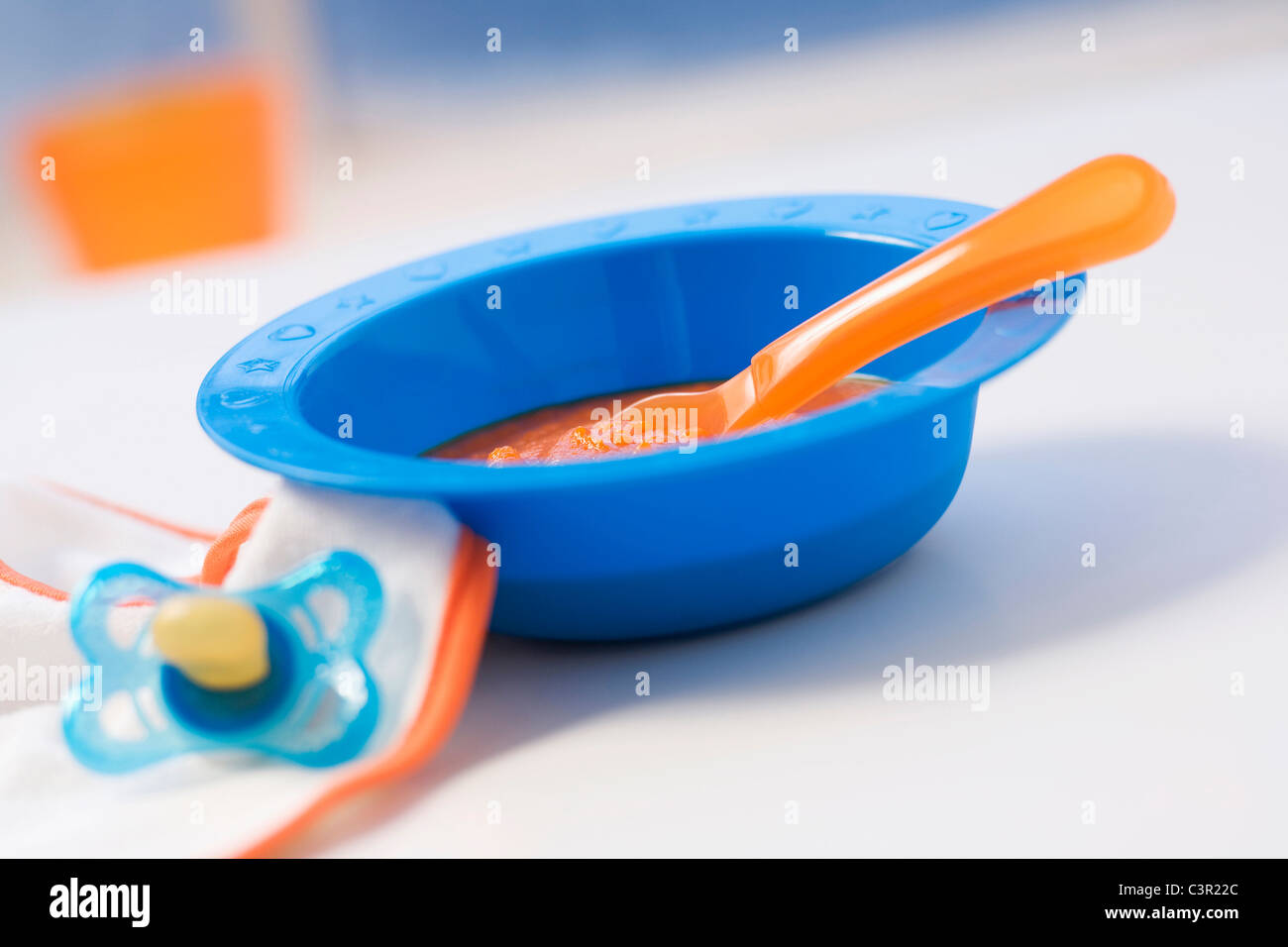 La comida del bebé en un tazón con el chupete Fotografía de stock - Alamy