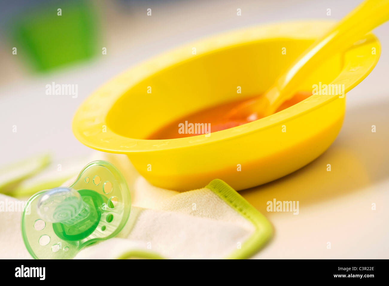 La comida del bebé en un tazón con el chupete Fotografía de stock - Alamy