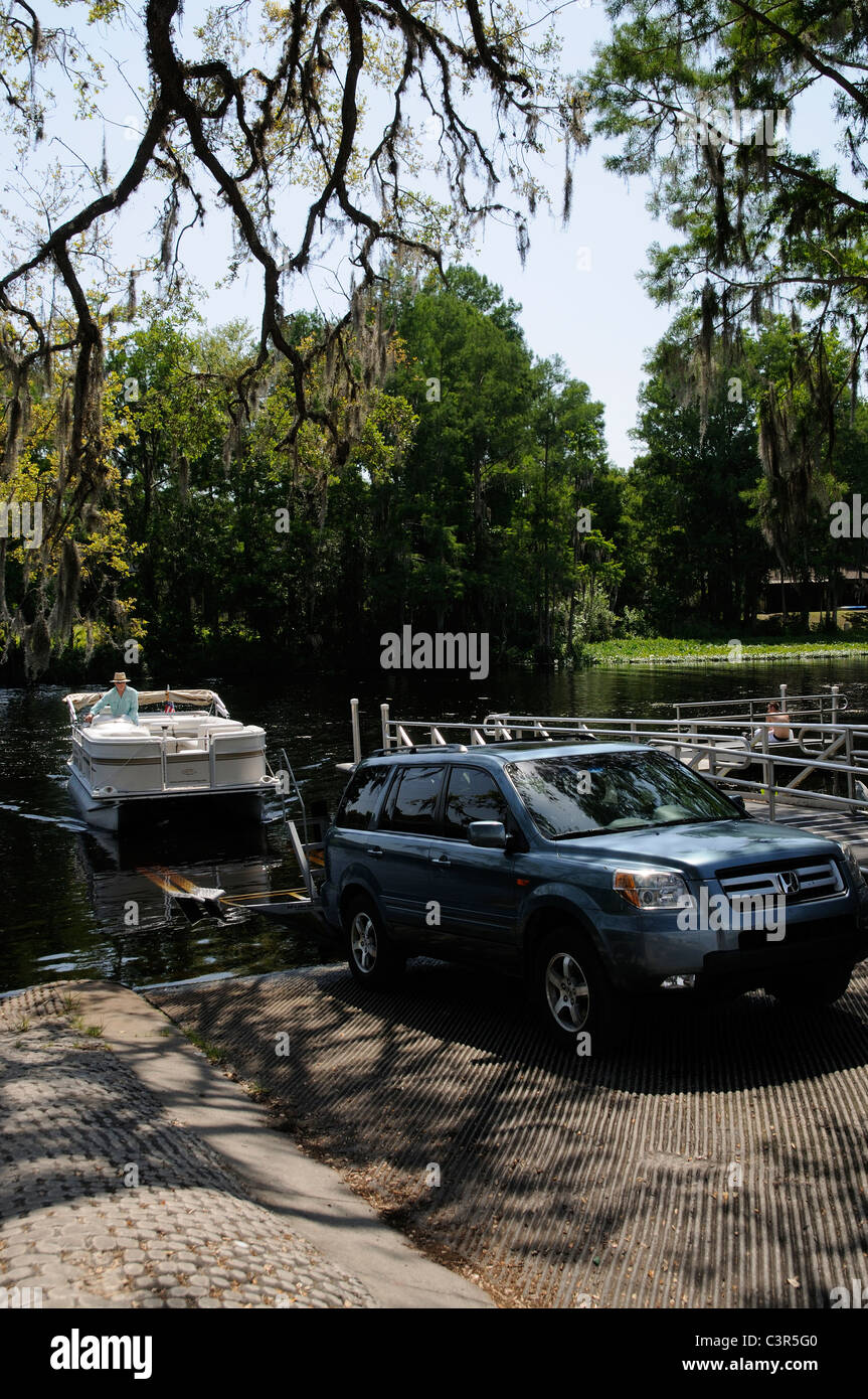 Trayendo un Pontoon Boat a la orilla del Río Arcoiris en Dunnellon en