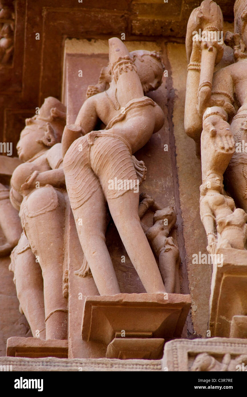 Grupo de templos hindúes y jainistas medievales en Khajuraho, famoso por  sus esculturas eróticas. En Madhya Pradesh, India Fotografía de stock -  Alamy