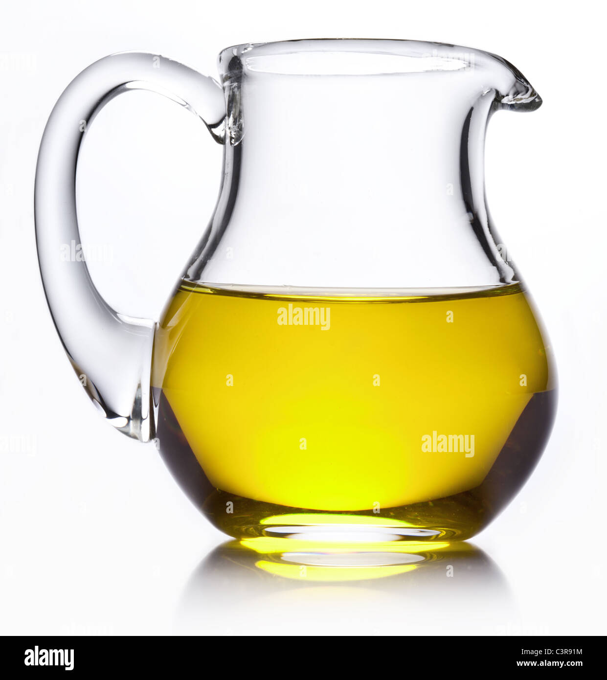 Pequeña jarra con aceite de oliva. Aislado sobre un fondo blanco. Foto de stock