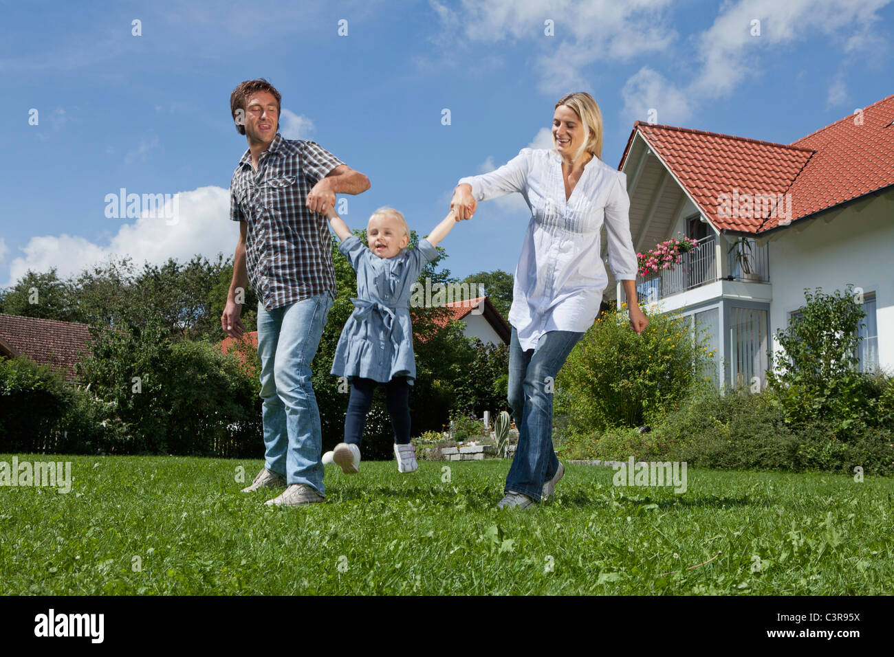 Alemania, Munich, familia divirtiéndose en la parte frontal de la casa Foto de stock