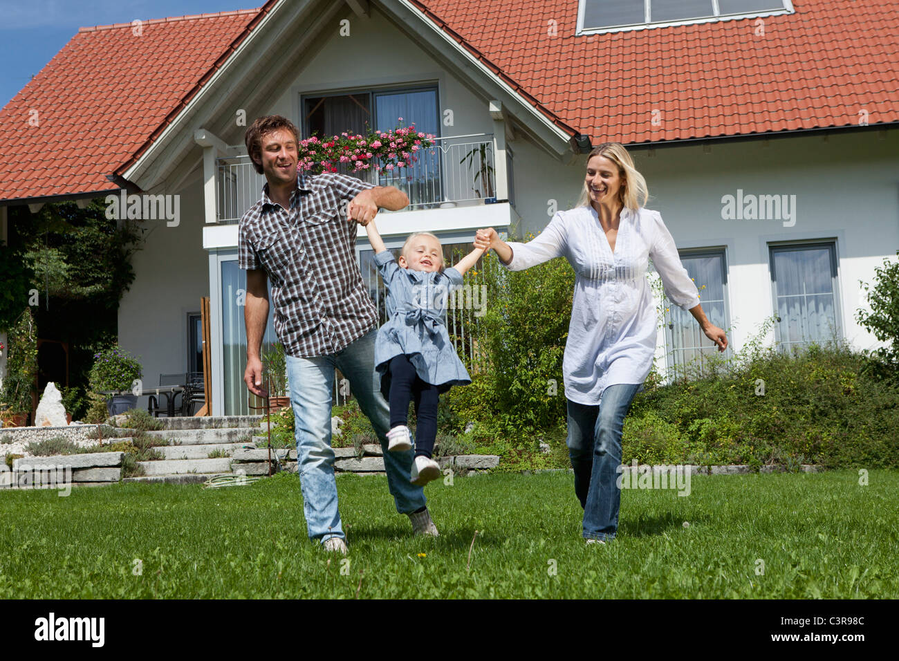 Alemania, Munich, familia divirtiéndose en la parte frontal de la casa Foto de stock