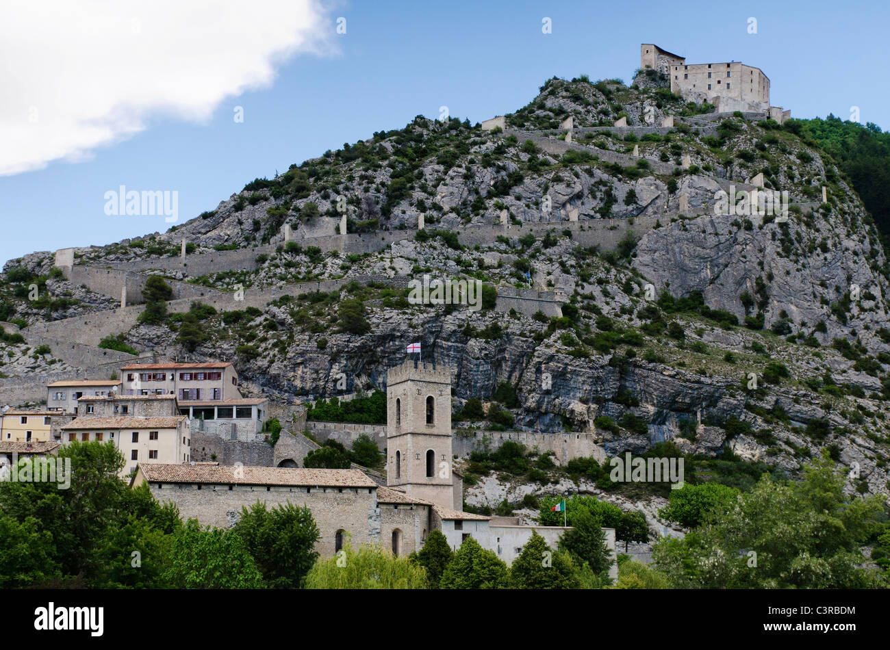 En los Alpes-de-Haute-Provence medieval amurallada de Entrevaux recae sobre el río Var y por debajo de la cima de una montaña de la ciudadela. Foto de stock