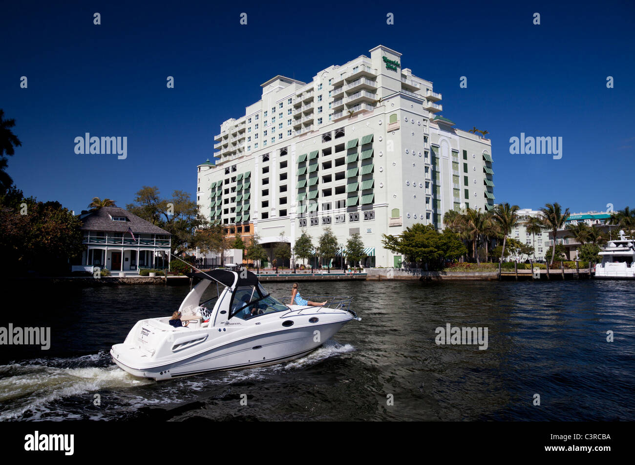 Barco de motor en el centro de Fort Lauderdale, Florida fluvial Foto de stock