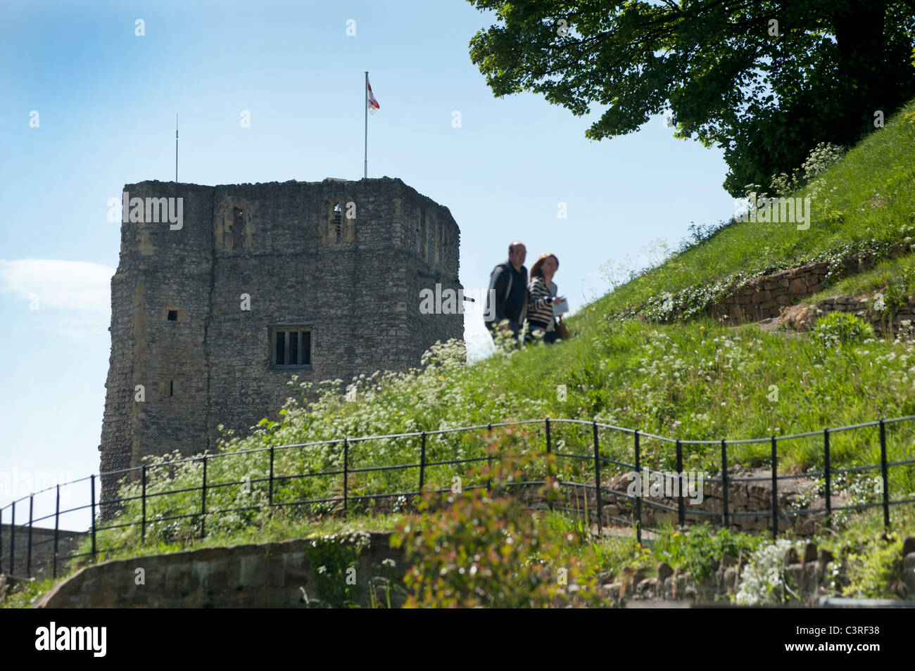 Primavera en Oxford y el montículo del Castillo es visitado por turistas Foto de stock