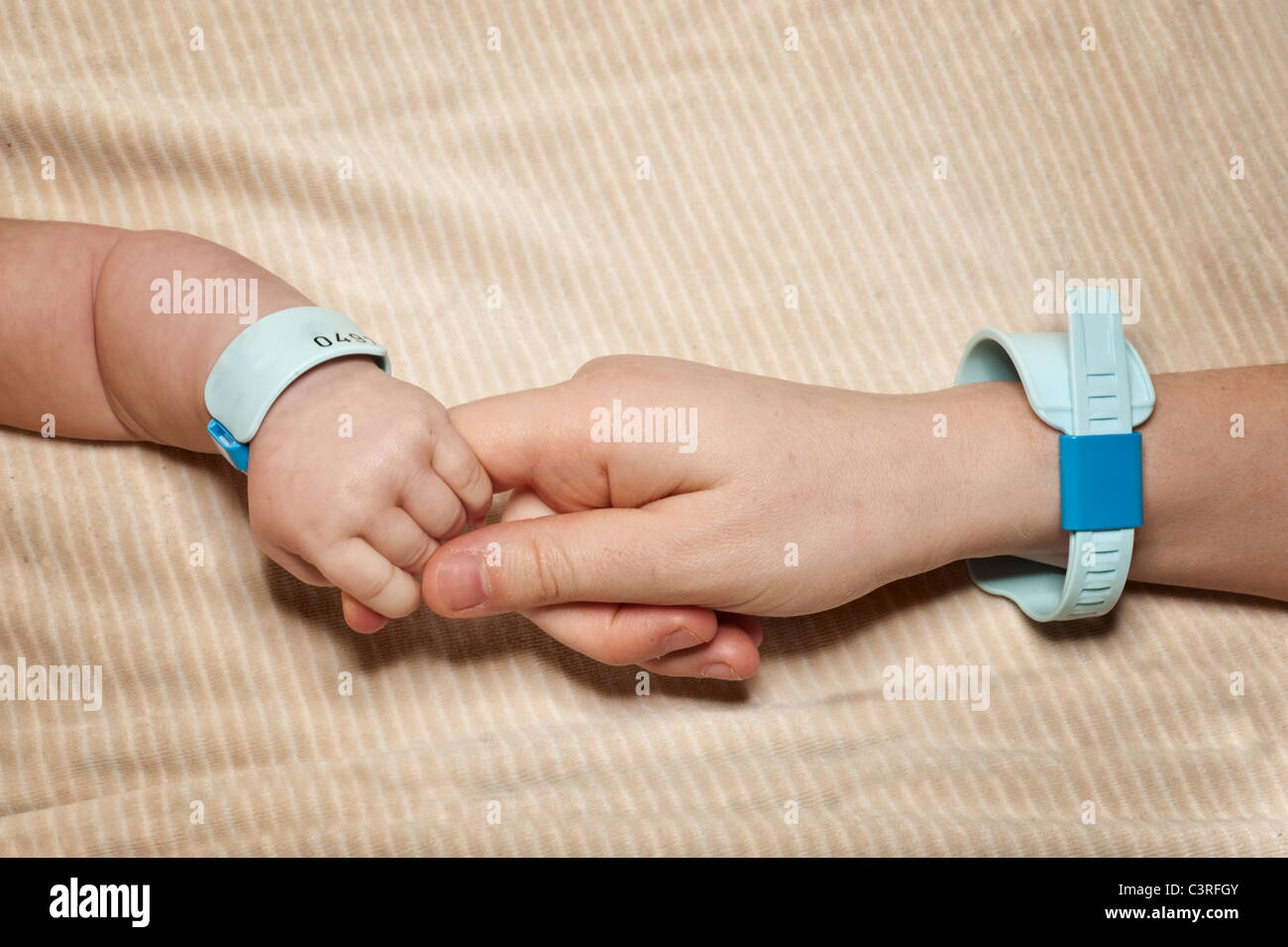 Y mamá con el hospital neonatal pulseras Fotografía de stock - Alamy