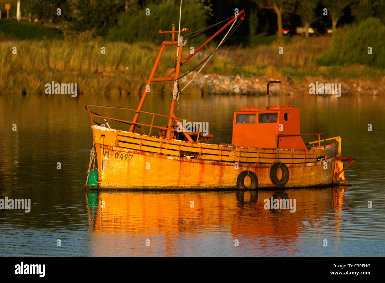 Botes de pesca anclados en el puerto de Necochea, Argentina. Foto de stock