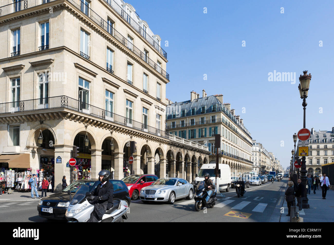 Tráfico en la Rue de Rivoli, cerca del Museo del Louvre en el centro de la ciudad, París, Francia Foto de stock