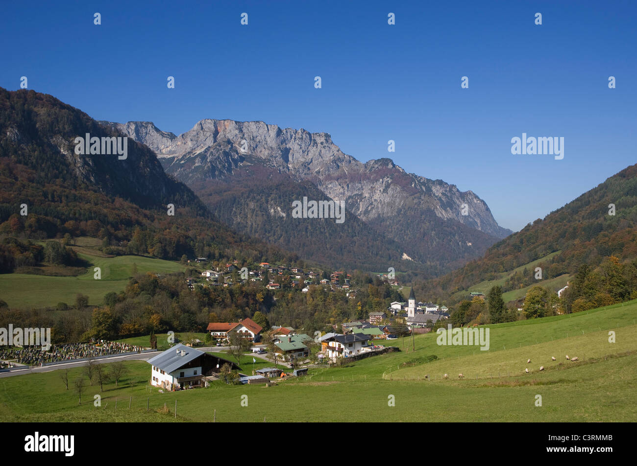 El Bayern, Berchtesgadner Tierra, Marktschellenberg, vista del pueblo con untersberg montañas en segundo plano. Foto de stock