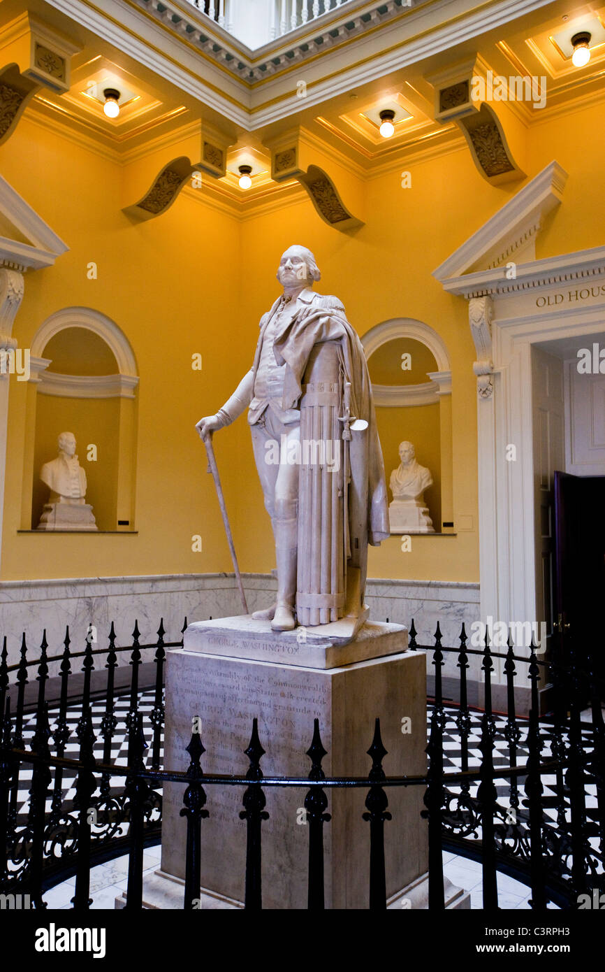 La estatua de Washington en la rotonda del edificio del