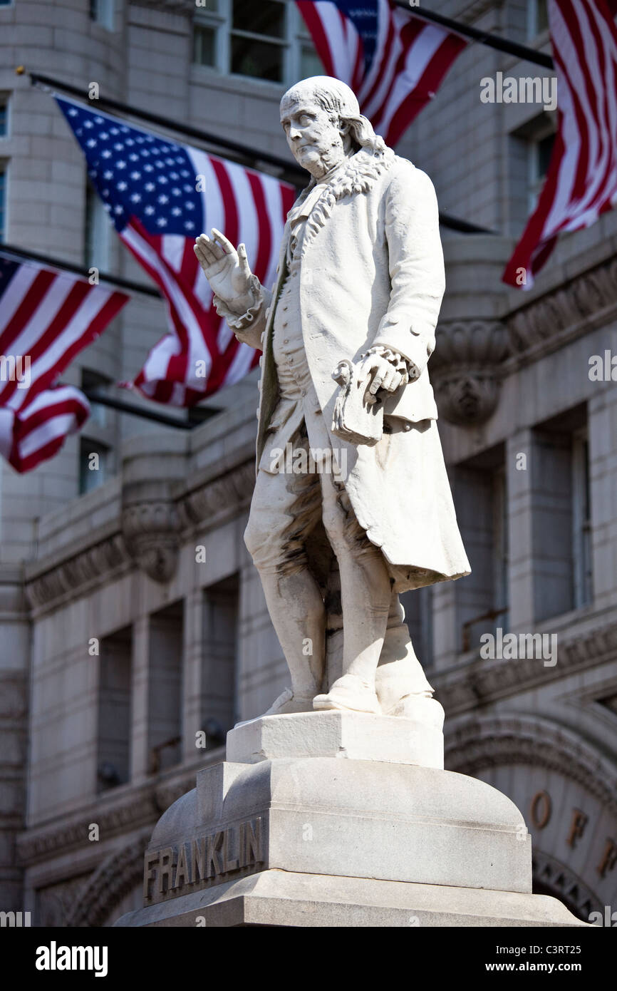 Estatua de Benjamin Franklin en frente de el Old Post Office Pavilion, Washington, D.C. Foto de stock